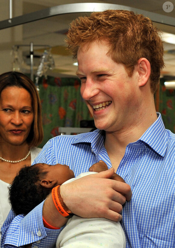 Prince Harrry à la Barbade, attendri par l'adorable petit barbadien (29 janvier 2010)