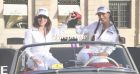 Sandra Murcia et Elisabeth Mousny motivées au départ du Rallye des princesses, place Vendôme