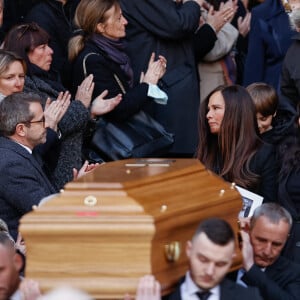 Nathalie Marquay-Pernaut et sa fille Lou - Sorties des obsèques de Jean-Pierre Pernaut en la Basilique Sainte-Clotilde à Paris, France le 9 mars 2022. © Aurelien Morissard/Panoramic/Bestimage