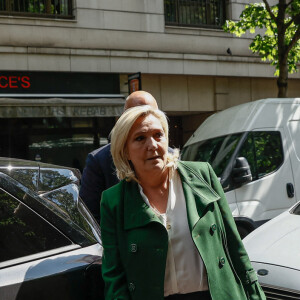 Marine Le Pen, candidate à la présidence du parti d'extrême droite français Rassemblement national (RN) arrive au siège du RN à Paris, France, le 25 avril 2022, au lendemain des résultats de la second tour de l'élection présidentielle française