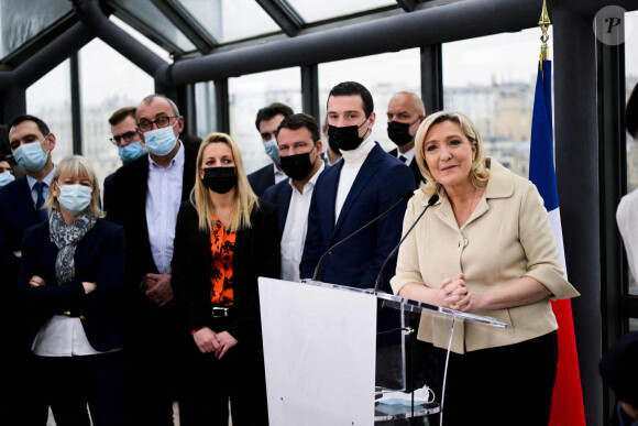 Marine Le Pen, candidate Rassemblement National (RN) à l'élection présidentielle, au côté de Jordan Bardella, présente ses voeux à la presse