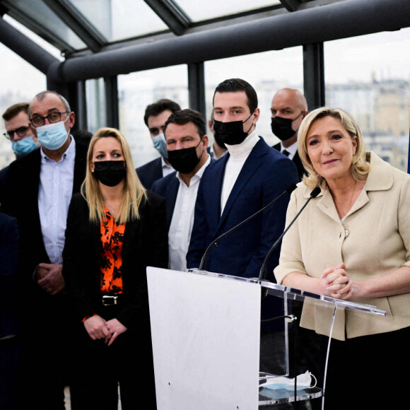Marine Le Pen, candidate Rassemblement National (RN) à l'élection présidentielle, au côté de Jordan Bardella, présente ses voeux à la presse