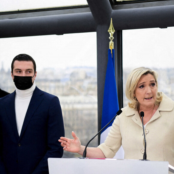 Marine Le Pen, candidate Rassemblement National (RN) à l'élection présidentielle, au côté de Jordan Bardella, présente ses voeux à la presse. Paris, le 26 janvier 2022.