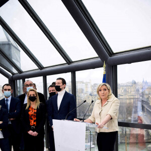 Marine Le Pen, candidate Rassemblement National (RN) à l'élection présidentielle, au côté de Jordan Bardella, présente ses voeux à la presse. Paris, le 26 janvier 2022.