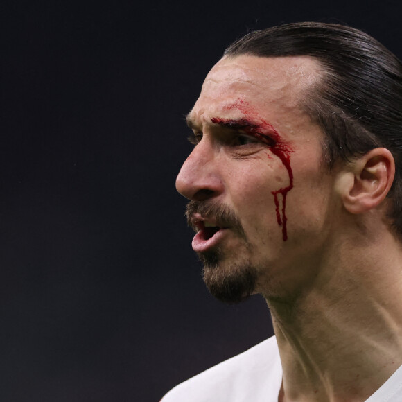 Zlatan Ibrahimovic blessé à l'arcade sourcilière avec G.Medel lors du match nul entre l'AC Milan et Bologne (0-0), le 4 avril 2022 à Milan. © Inside / Panoramic / Bestimage