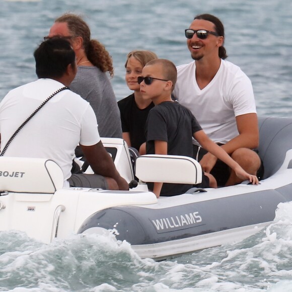 Zlatan Ibrahimovic et ses fils Maximilian et Vincent sur la plage du Bagatelle à Saint-Tropez, Côte d'Azur, France, le 16 août 2017.
