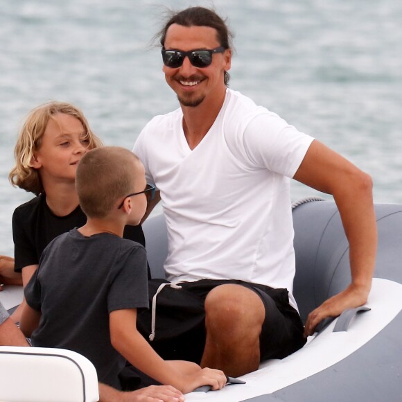 Zlatan Ibrahimovic et ses fils Maximilian et Vincent sur la plage du Bagatelle à Saint-Tropez, Côte d'Azur, France, le 16 août 2017.