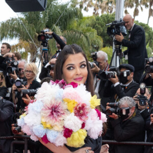 Elle Fanning, Aishwarya Rai Bachchan - Montée des marches du film " Top Gun : Maverick" lors du 75ème Festival International du Film de Cannes. Le 18 mai 2022 © Olivier Borde / Bestimage 