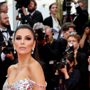 Eva Longoria - Montée des marches du film "Top Gun : Maverick" lors du 75ème Festival International du Film de Cannes. Le 18 mai 2022 © Cyril Moreau / Bestimage 