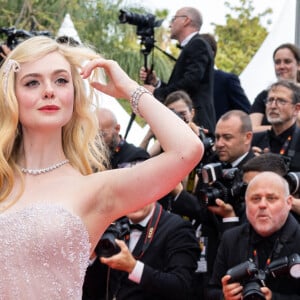 Elle Fanning - Montée des marches du film "Top Gun : Maverick" lors du 75ème Festival International du Film de Cannes. Le 18 mai 2022 © Olivier Borde / Bestimage 