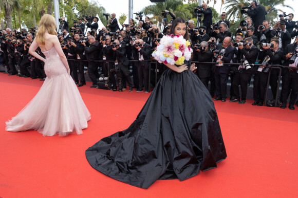Elle Fanning, Aishwarya Rai Bachchan - Montée des marches du film "Top Gun : Maverick" lors du 75ème Festival International du Film de Cannes. Le 18 mai 2022 © Olivier Borde / Bestimage 