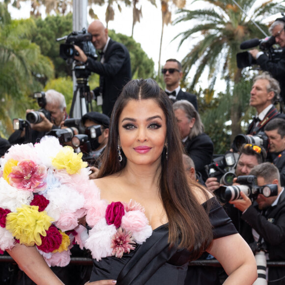 Aishwarya Rai Bachchan - Montée des marches du film "Top Gun : Maverick" lors du 75ème Festival International du Film de Cannes. Le 18 mai 2022 © Olivier Borde / Bestimage 