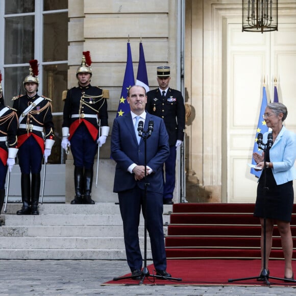 Passation de pouvoirs entre l'ancien Premier ministre français, Jean Castex et la nouvelle Première ministre française, Elisabeth Borne à l Hôtel de Matignon à Paris, France, le 16 mai 2022.