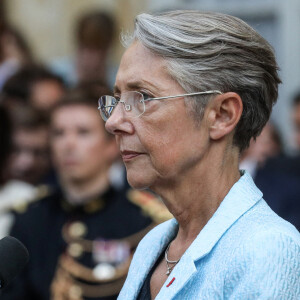 Passation de pouvoirs entre l'ancien Premier ministre français et la nouvelle Première ministre française, Elisabeth Borne à l Hôtel de Matignon à Paris