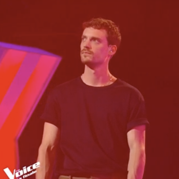 Vike (équipe d'Amel Bent) chante avec Angèle lors de la finale de "The Voice" - Émission du 21 mai 2022, TF1