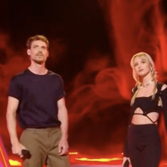 Vike (équipe d'Amel Bent) chante avec Angèle lors de la finale de "The Voice" - Émission du 21 mai 2022, TF1