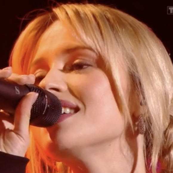 Vike (équipe d'Amel Bent) chante avec Angèle lors de la finale de "The Voice" - Émission du 21 mai 2022, TF1