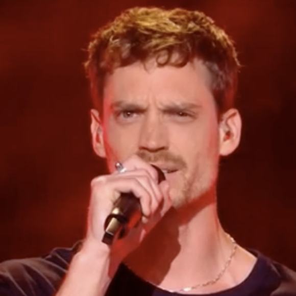Vike (équipe d'Amel Bent) chante avec Angèle lors de la finale de "The Voice" - Émission du 21 mai 2022, TF1