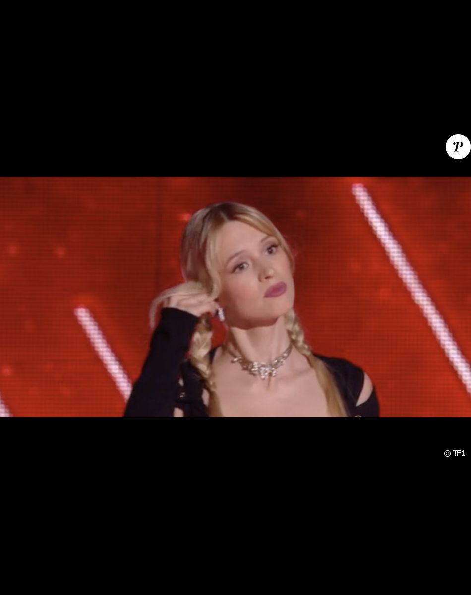 Vike (équipe d'Amel Bent) chante avec Angèle lors de la finale de "The Voice" - Émission du 21 mai 2022, TF1