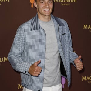 Benjamin Pavard au photocall de la soirée "Magnum" lors du 75ème Festival International du Film de Cannes le 19 mai 2022. 