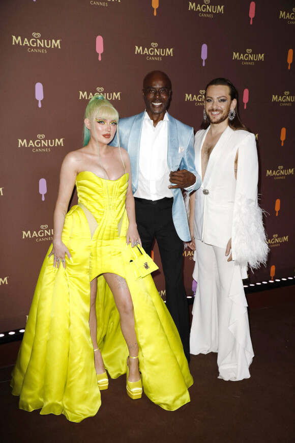 Naomi Jon, Bruce Darnell, Riccardo Simonetti au photocall de la soirée "Magnum" lors du 75ème Festival International du Film de Cannes le 19 mai 2022. 