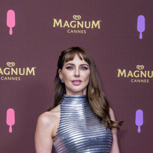 Frederique Bel au photocall de la soirée "Magnum" lors du 75ème Festival International du Film de Cannes le 19 mai 2022. Sur la plage Magnum Cannes, Kylie Minogue et peggy Gou dévoilent un grand classique remixé. Pour célébrer le lancement de la nouvelle gamme Magnum Remix, Magnum s'associe aux deux pionnières de la musique Kylie Minogue et Peggy Gou pour lancer une version arrangée du hit planétaire de la chanteuse, sorti en 2001 : " Can't Get You Out of My Head ". Le titre remixé ainsi que le clip vidéo ont été présentés aujourd'hui lors d'une session de questions-réponses, en direct du 75e Festival de Cannes. Sur la Croisette, Magnum célèbre une exclusivité mondiale ! La légendaire icône de la pop Kylie Minogue et la pionnière de la dance music sud-coréenne Peggy Gou ont rejoint Magnum cet après-midi à Cannes pour lancer la campagne " Classics Can Be Remixed " de Magnum. Vingt ans après la sortie du hit planétaire de la star australienne " Can't Get You Out of My Head ", la célèbre marque de crème glacée premium a collaboré avec le duo emblématique pour créer une version house et exaltante du titre, entièrement réarrangé. Une façon de rappeler au monde entier que les classiques peuvent être remixés, pour créer encore de belles émotions. Lors d'une interview animée en direct par Clara Amfo, présentatrice britannique de BBC Radio 1, le morceau remixé de Kylie Minogue – " Can't Get You Out of My Head (Peggy Gou's Midnight Remix) " – et son clip vidéo ont été révélés au monde. Le clip revisite la version originale : on y retrouve Kylie Minogue dans sa combinaison blanche emblématique, au volant d'une De Tomaso Mangusta jaune. Dans cette nouvelle proposition s'invitent les influences pop coréennes de Peggy Gou. Pour réaliser la vidéo, Magnum a travaillé avec Seo Inji, illustratrice basée à Séoul, qui a apporté son style unique, créant ainsi une version entièrement réinventée. © Jack Tribeca / Bestimage 