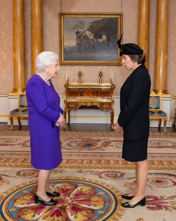La reine Elisabeth II d'Angleterre en audience privée avec l'ambassadrice française Catherine Colonna au palais de Buckingham à Londres. Le 11 décembre 2019 