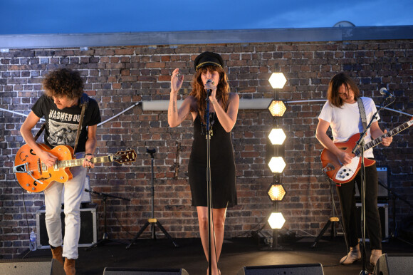 Lou Doillon en concert lors de la soirée de présentation de la nouvelle plateforme de marque "Génération IKKS" et de la première capsule iconique "La Leather Story" sur les toits de la capitale, rue d'Abbeville, à Paris. Le 8 septembre 2021 © Rachid Bellak / Bestimage 