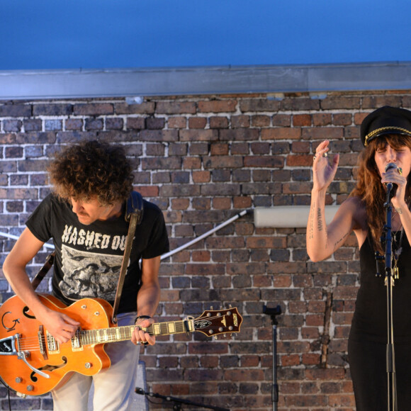 Lou Doillon en concert lors de la soirée de présentation de la nouvelle plateforme de marque "Génération IKKS" et de la première capsule iconique "La Leather Story" sur les toits de la capitale, rue d'Abbeville, à Paris. Le 8 septembre 2021 © Rachid Bellak / Bestimage 