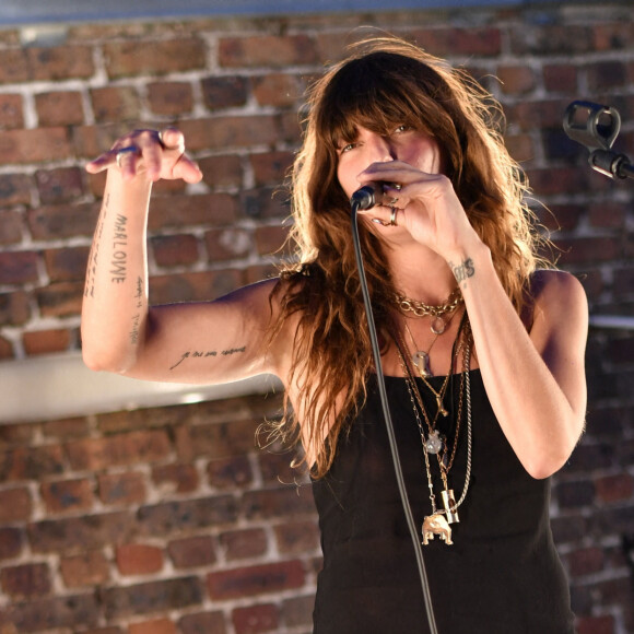 Exclusif - Lou Doillon en concert lors de la soirée de présentation de la nouvelle plateforme de marque "Génération IKKS" et de la première capsule iconique "La Leather Story" sur les toits de la capitale, rue d'Abbeville, à Paris. Le 8 septembre 2021 © Rachid Bellak / Bestimage 