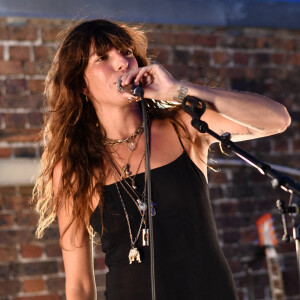 Lou Doillon en concert lors de la soirée de présentation de la nouvelle plateforme de marque "Génération IKKS" et de la première capsule iconique "La Leather Story" sur les toits de la capitale, rue d'Abbeville, à Paris. Le 8 septembre 2021 © Rachid Bellak / Bestimage 