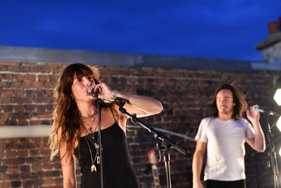 Lou Doillon en concert lors de la soirée de présentation de la nouvelle plateforme de marque "Génération IKKS" et de la première capsule iconique "La Leather Story" sur les toits de la capitale, rue d'Abbeville, à Paris. Le 8 septembre 2021 © Rachid Bellak / Bestimage 