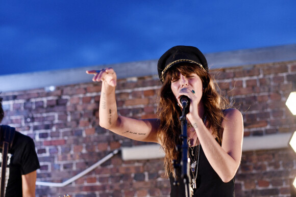 Lou Doillon en concert lors de la soirée de présentation de la nouvelle plateforme de marque "Génération IKKS" et de la première capsule iconique "La Leather Story" sur les toits de la capitale, rue d'Abbeville, à Paris. Le 8 septembre 2021 © Rachid Bellak / Bestimage 