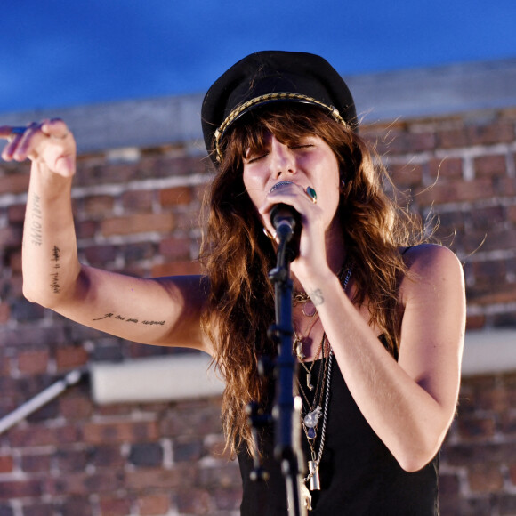 Lou Doillon en concert lors de la soirée de présentation de la nouvelle plateforme de marque "Génération IKKS" et de la première capsule iconique "La Leather Story" sur les toits de la capitale, rue d'Abbeville, à Paris. Le 8 septembre 2021 © Rachid Bellak / Bestimage 