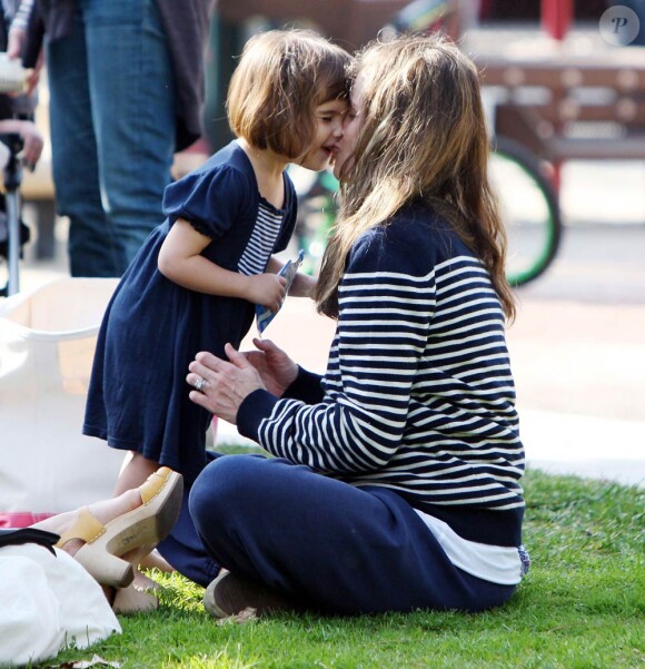 Amanda Peet et sa fille Frances Friedman au Coldwater Canyon Park à Beverly Hills, le 30 janvier 2010