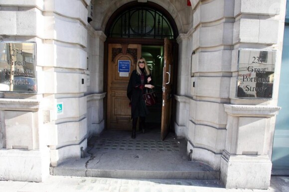 Claudia Schiffer à la sortie du Great Portland Street Hospital à Londres le 1er février 2010