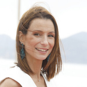 Jennifer Lauret au photocall de la série "Demain nous appartient" lors de la 5ème saison du festival International des Séries "Canneseries" à Cannes, France, le 2 avril 2022. © Denis Guignebourg/Bestimage