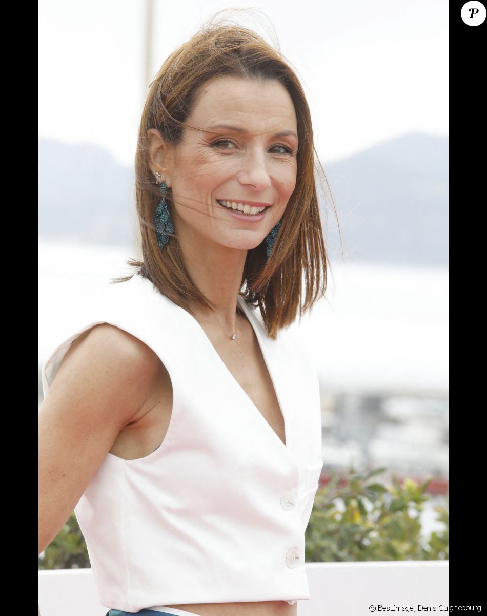 Jennifer Lauret au photocall de la série "Demain nous appartient" lors de la 5ème saison du festival International des Séries "Canneseries" à Cannes, France, le 2 avril 2022. © Denis Guignebourg/Bestimage