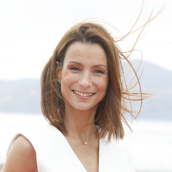 Jennifer Lauret au photocall de la série "Demain nous appartient" lors de la 5ème saison du festival International des Séries "Canneseries" à Cannes, France, le 2 avril 2022. © Denis Guignebourg/Bestimage