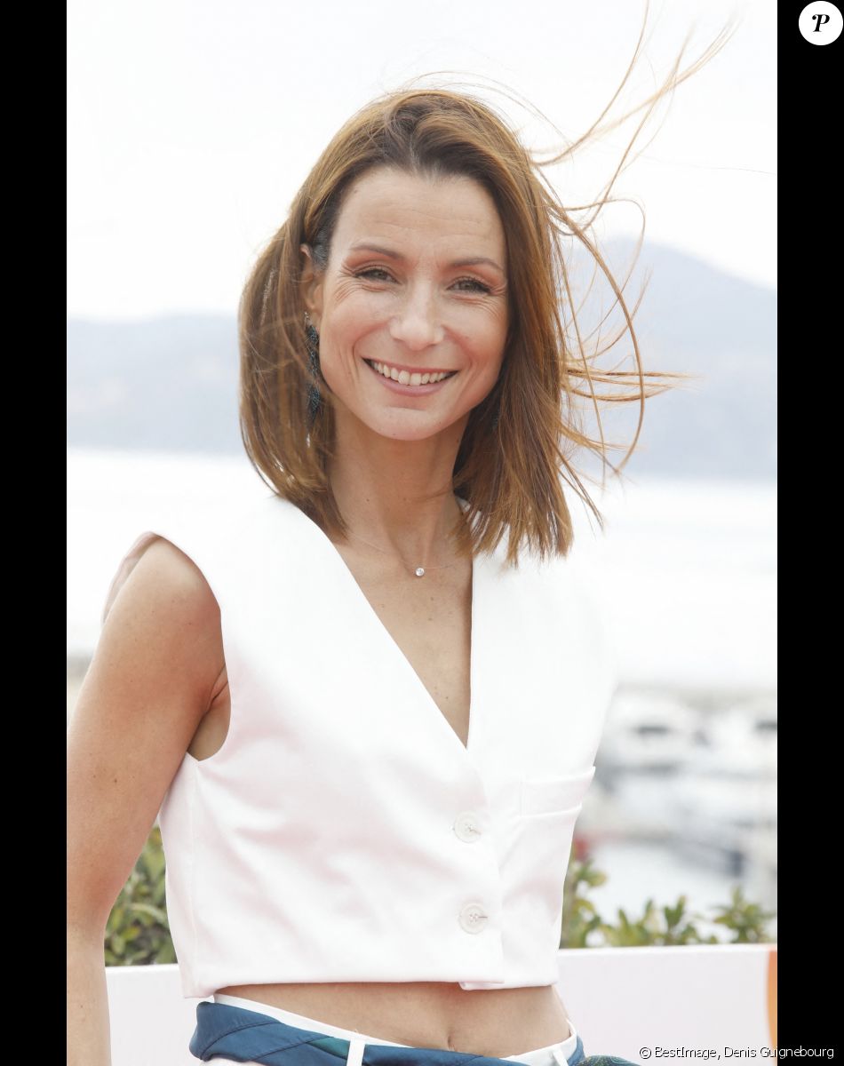 Jennifer Lauret au photocall de la série "Demain nous appartient" lors de la 5ème saison du festival International des Séries "Canneseries" à Cannes, France, le 2 avril 2022. © Denis Guignebourg/Bestimage