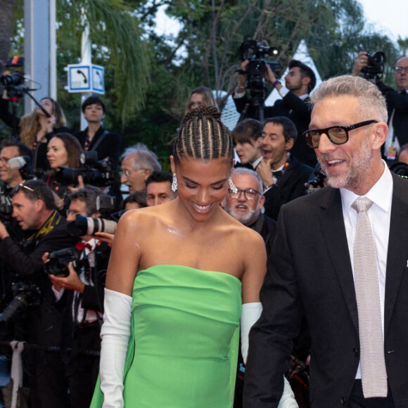 Tina Kunakey et son mari Vincent Cassel - Montée des marches du film " Les crimes du futur " lors du 75ème Festival International du Film de Cannes. Le 23 mai 2022 © Olivier Borde / Bestimage 