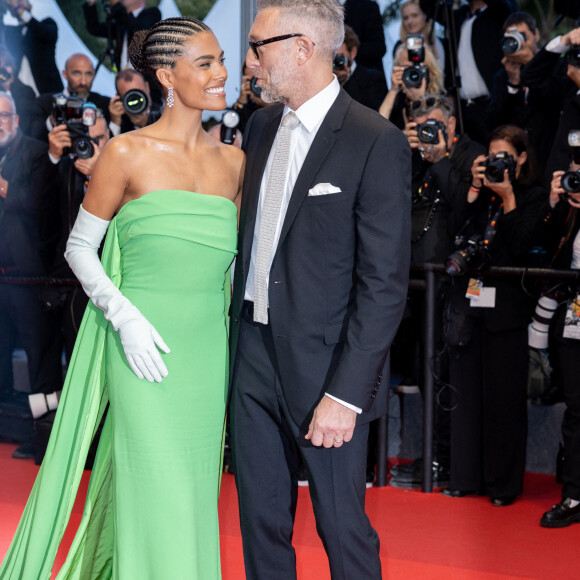 Tina Kunakey et son mari Vincent Cassel - Montée des marches du film " Les crimes du futur " lors du 75ème Festival International du Film de Cannes. Le 23 mai 2022 © Olivier Borde / Bestimage 