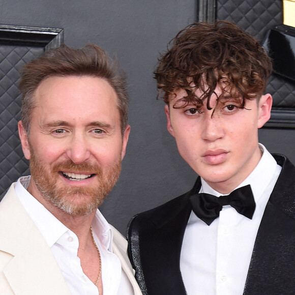 David Guetta et son fils Tim Elvis au photocall de la 64e édition des Grammy Awards au MGM Grand Garden à Las Vegas le 3 avril 2022.