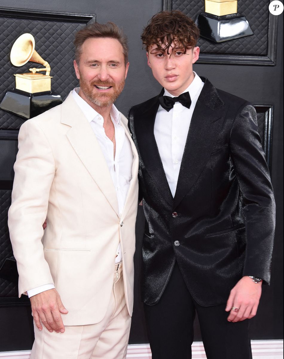 David Guetta et son fils Tim Elvis au photocall de la 64e édition des Grammy Awards au MGM Grand Garden à Las Vegas le 3 avril 2022.
