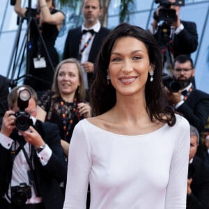 Bella Hadid - Montée des marches du film " Broker (Les bonnes étoiles) " lors du 75ème Festival International du Film de Cannes. Le 26 mai 2022 © Olivier Borde / Bestimage