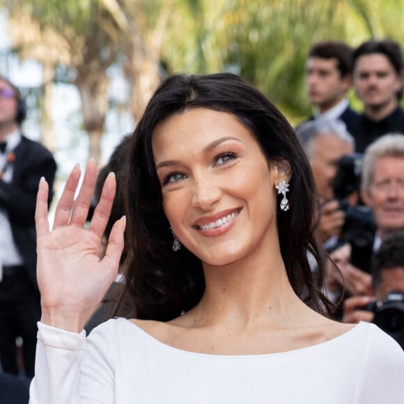 Bella Hadid - Montée des marches du film " Broker (Les bonnes étoiles) " lors du 75ème Festival International du Film de Cannes. Le 26 mai 2022 © Olivier Borde / Bestimage