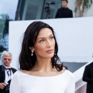 Bella Hadid - Montée des marches du film " Broker (Les bonnes étoiles) " lors du 75ème Festival International du Film de Cannes. Le 26 mai 2022 © Olivier Borde / Bestimage