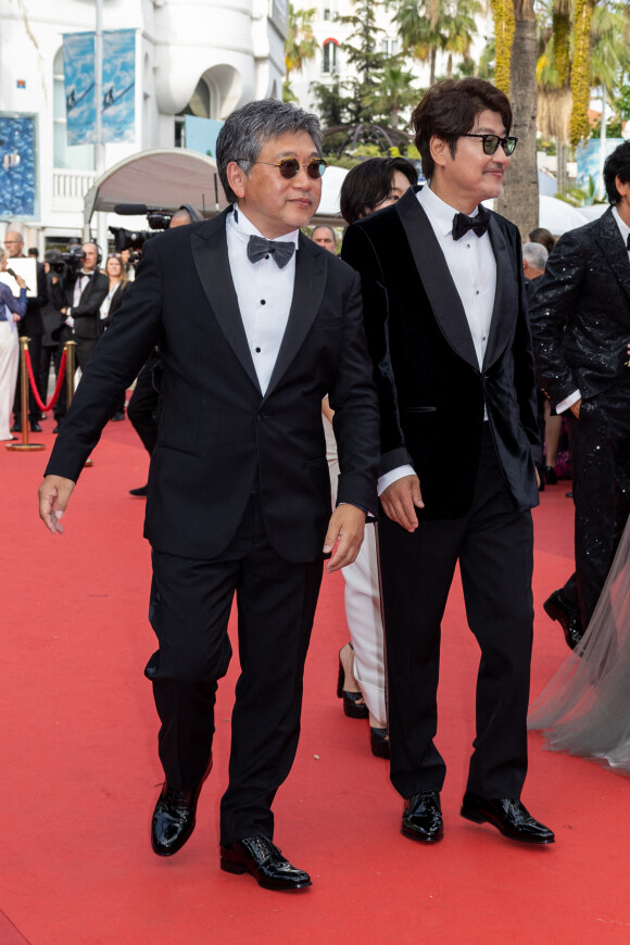 Hirokazu Koreeda, Song Kang-ho - Montée des marches du film " Broker (Les bonnes étoiles) " lors du 75ème Festival International du Film de Cannes. Le 26 mai 2022 © Olivier Borde / Bestimage