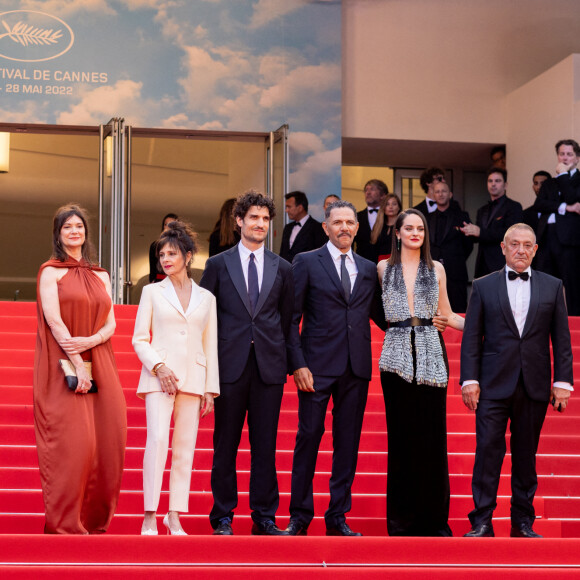 Anne-Dominique Toussaint, Louis Garrel, Anouk Grinberg, Noémie Merlant, Roschdy Zem, Jean-Claude Pautot - Montée des marches du film " L'Innocent " lors du 75ème Festival International du Film de Cannes. Le 24 mai 2022 © Cyril Moreau / Bestimage 