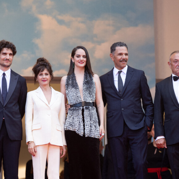 Anne-Dominique Toussaint, Louis Garrel, Anouk Grinberg, Noémie Merlant, Roschdy Zem, Jean-Claude Pautot - Montée des marches du film " L'Innocent " lors du 75ème Festival International du Film de Cannes. Le 24 mai 2022 © Cyril Moreau / Bestimage 